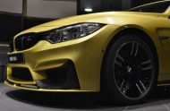 Elegante Austin amarillo BMW M4 convertible con BMW M Performance Parts