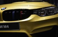 Elegante Austin amarillo BMW M4 convertible con BMW M Performance Parts