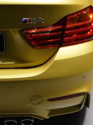 BMW M4 décapotable Austin jaune avec BMW M Performance Parts