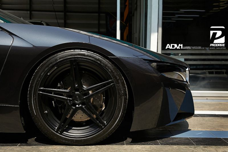 Nero in nero! BMW I8 con un set di ruote ADV.1