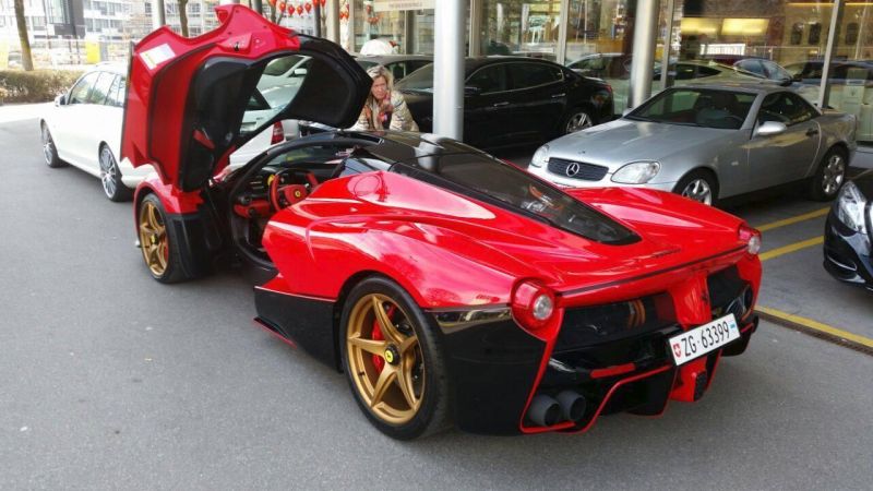 Chique Ferrari LaFerrari in rood/goud/zwart