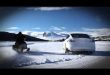 Video: Schneemobil gegen Tesla Model S P85D