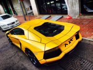 Lamborghini Aventador en amarillo con foliación Tron