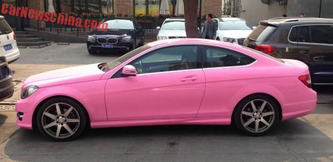 Mercedes-Benz C-Klasse Coupé in roze in Hello Kitty-stijl