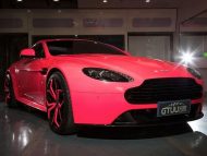 Getunter Aston Martin in Pink mit passendem Girl!
