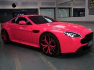 Getunter Aston Martin in Pink mit passendem Girl!