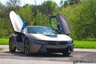 Giovanna Wheels filma la BMW I8 in grigio metallizzato opaco