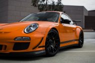 GMG Racing zeigt seinen orangenen Porsche 911 GT3 RS