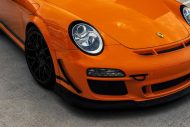 GMG Racing zeigt seinen orangenen Porsche 911 GT3 RS