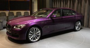 Brave - BMW 750LI (G12) dans Violet rose de BMW Abu Dhabi