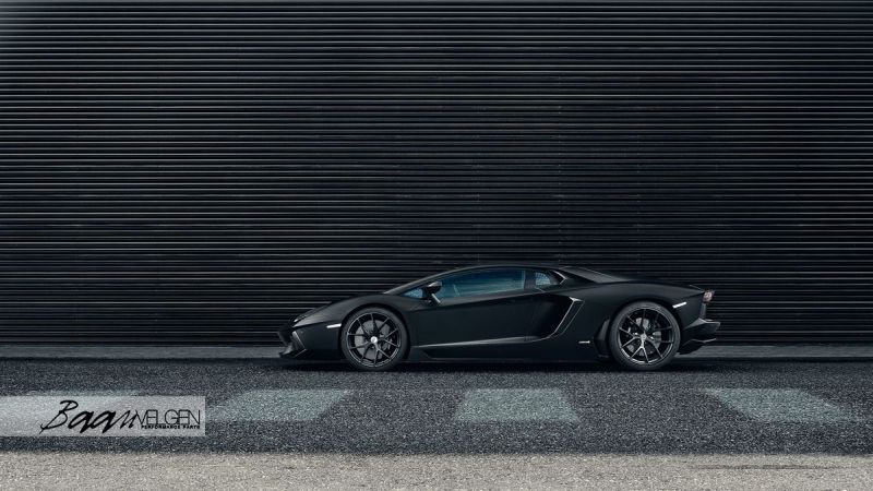 Lamborghini Aventador Nero Nemesis avec jantes en alliage HRE P101