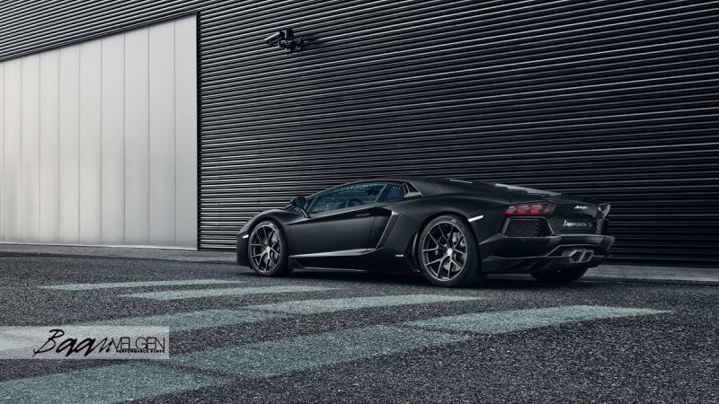 Lamborghini Aventador Nero Nemesis z felgami aluminiowymi HRE P101