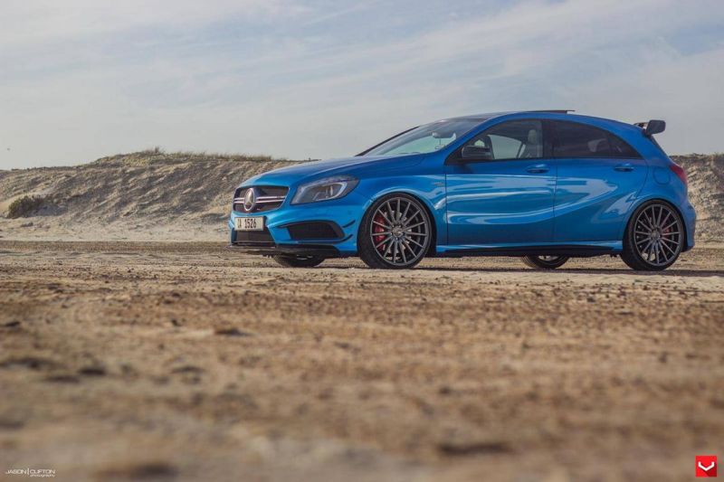 mercedes a45 amg on vossen 20 inch wheels takes 1 20 Zoll Vossen Wheels VFS2 auf dem Mercedes A45 AMG