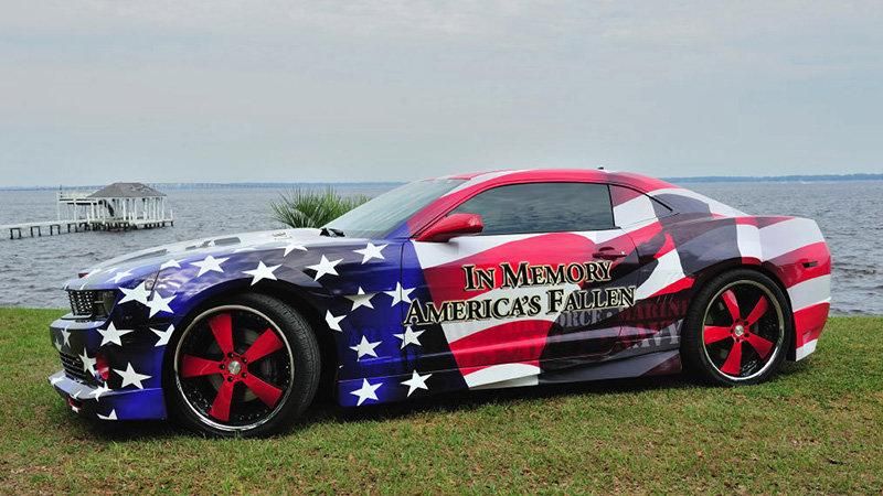 zum Memorial Day: 2010er Chevrolet Camaro in Flaggenoptik