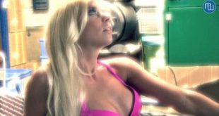 Video: Hot thing – Miss GTI “Angela Kutscher” tankt de Skoda Octavia RS