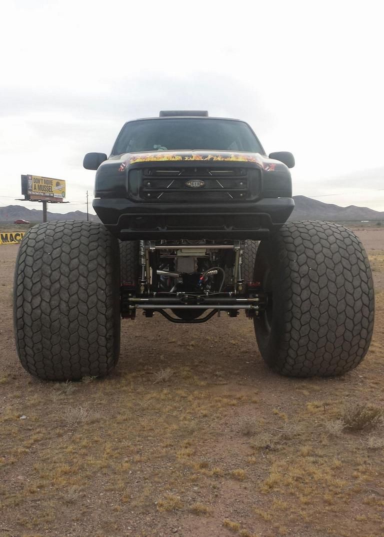 Video: Geen nep – 10 meter Ford Excursion Monster Truck