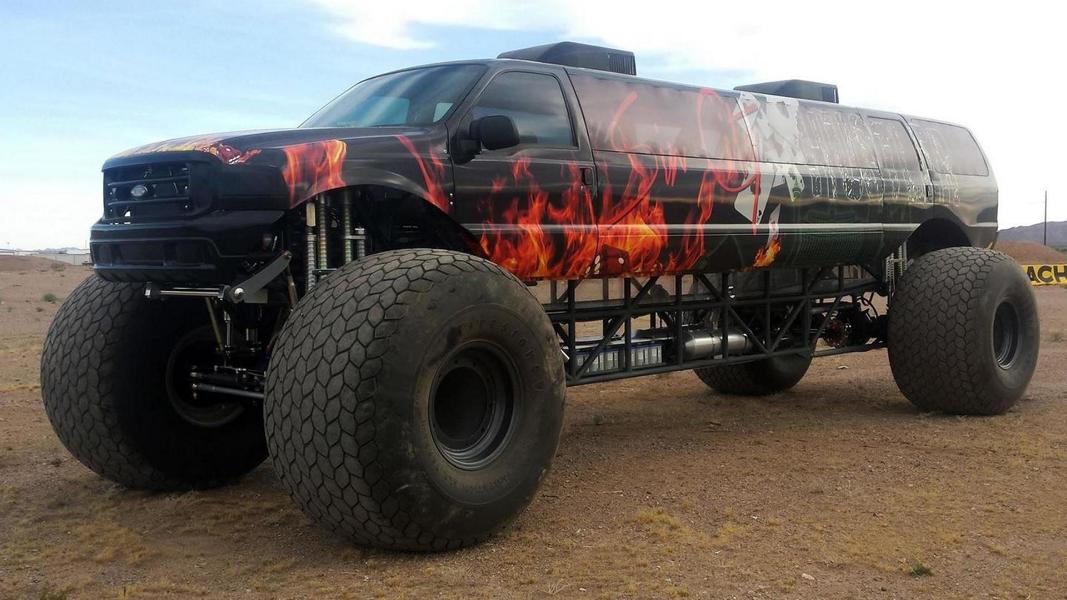 Video: Geen nep – 10 meter Ford Excursion Monster Truck