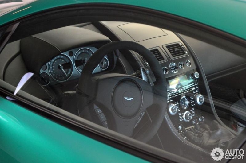 Exclusif Aston Martin Vantage V12 en Viridian Green