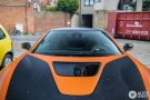Mat oranje en zwart op de eco-atleet BMW i8