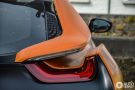 Mat oranje en zwart op de eco-atleet BMW i8