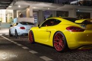 Gelber Porsche Cayman mit ADV.1 Wheels Alufelgen in Rot