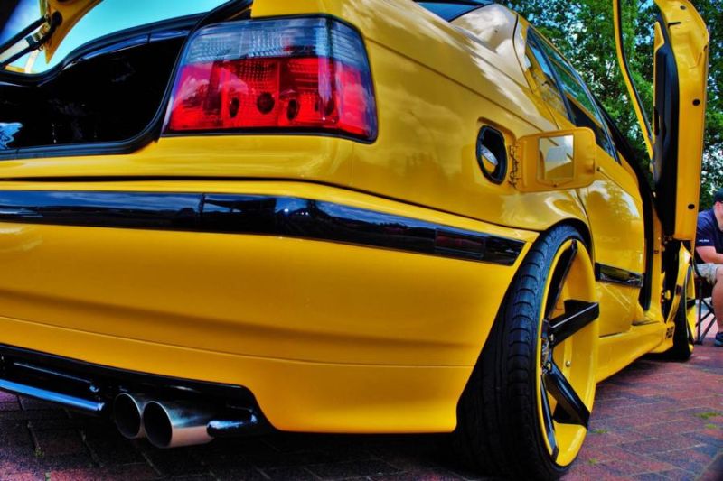  Ruedas Z-Performance en un BMW E36 amarillo brillante