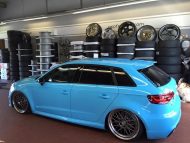 Audi RS3 8V in Babyblau &#8211; gepfeffert Fahrwerk &#038; 20 Zoll