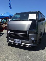 Extremely eye-catching Toyota Hiace from tuner Coplus