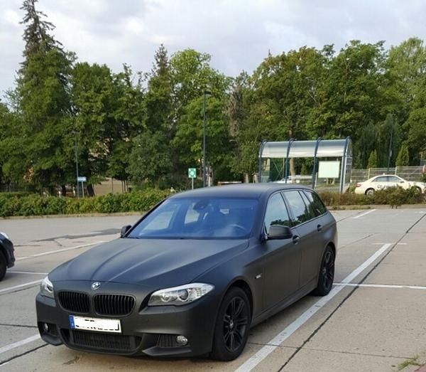 BMW 5er Series F11 in komplett schwarzer Optik