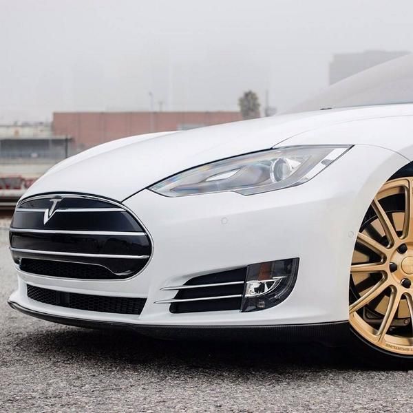 Or et blanc - Tesla Model S P85D avec jantes TS112 dorées
