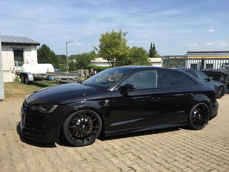 Schwarze Audi A3 S3 Limo mit 19 Zoll OZ &#038; H&#038;R Fahrwerk