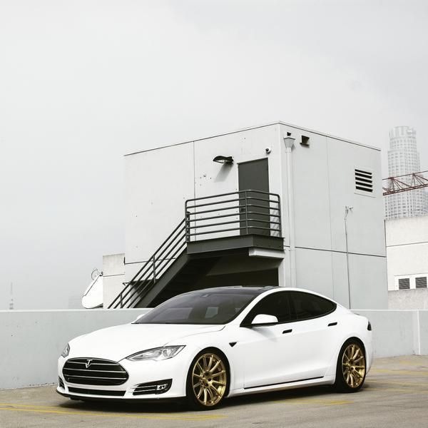 Or et blanc - Tesla Model S P85D avec jantes TS112 dorées