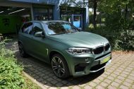 BMW X5 M in mattgrüner Metallic Folierung by Print Tech