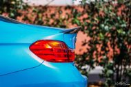 Yas Marina blauwe BMW M4 F82 op VFS2 Vossen Wheels