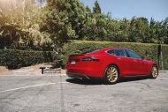 Rot &#038; Gold! Tesla Model S mit 19 Zoll TST Wheels