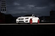 Alpine White BMW M6 Gran Coupe Gets Red Wheels 2 190x124 Candyrote 22 Zoll ADV.1 Wheels am BMW M6 Gran Coupe