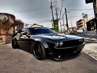 Encore plus brutal - Liberty Walk Dodge Challenger from Hell!