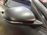 Schicker mattschwarzer Jaguar XJL von Impressiv Wrap