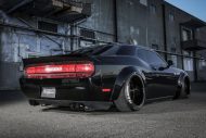 Aún más brutal: ¡Liberty Walk Dodge Challenger from Hell!