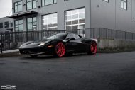 Hammer &#8211; schwarzer Ferrari 458 auf roten PUR Wheels Alufelgen