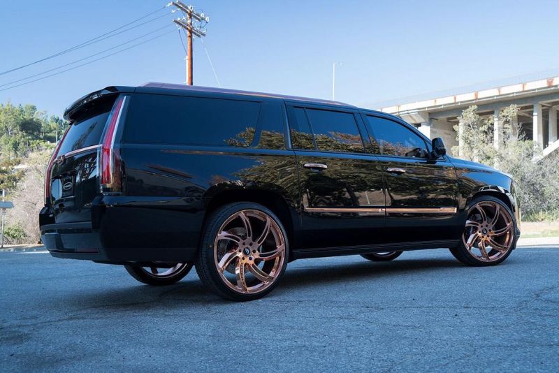 STRUT Cadillac Escalade auf riesigen Forgiato Wheels Alu’s