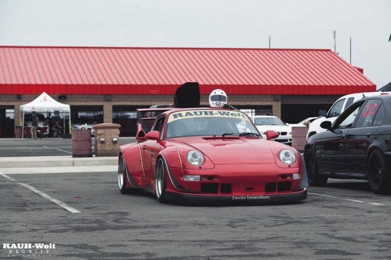 Video: Extremely conspicuous - rough world widebody Porsche 911 with V8