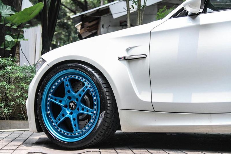 Sehr schick &#8211; BMW 1M E82 auf blauen Forgiato Wheels Felgen