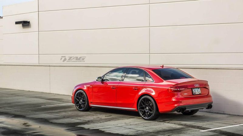 Roter Audi A4 S4 auf schwarzen HRE FF01 Alufelgen