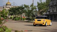 Mini Cooper S giallo brillante su bianco HRE 501 vintage