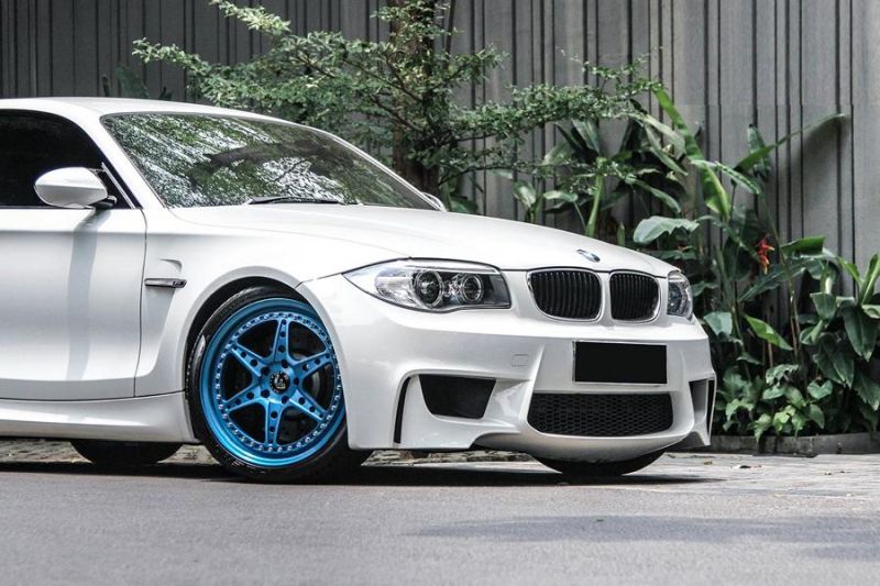Sehr schick &#8211; BMW 1M E82 auf blauen Forgiato Wheels Felgen