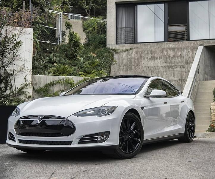 عجلات TST مقاس 19 بوصة في سيارة Tesla Model S P85D الأنيقة
