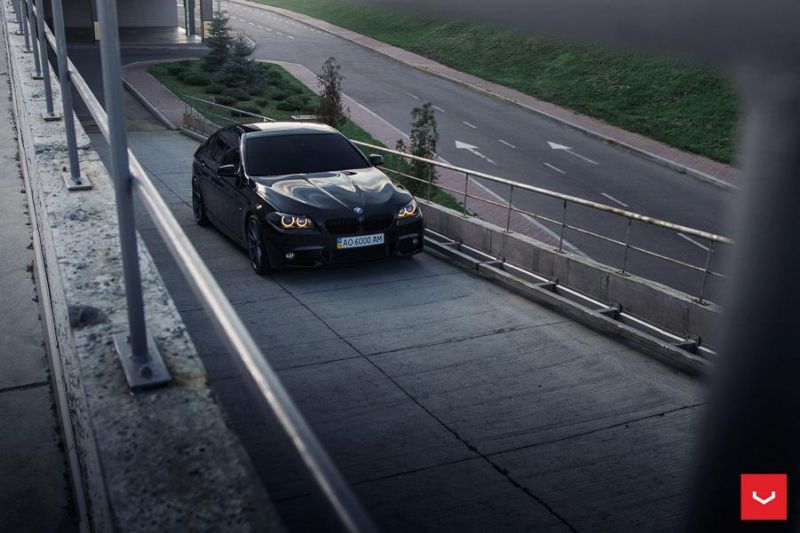 BMW 5er F10 w kolorze czarnym na felgach aluminiowych 20 calowych Vossen VFS-1