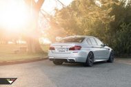 BMW M5 F10 op 22 inch Vorsteiner V-FF 103 aluminium velgen