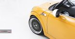 Mini Cooper S amarillo brillante sobre blanco HRE Vintage 501